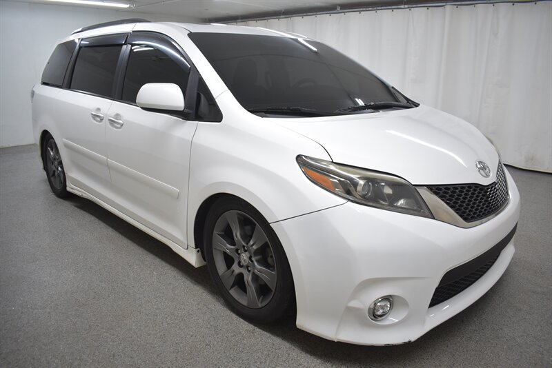 Super White 2016 Toyota Sienna SE Premium 8-Passenger Minivan Front-Wheel Drive Automatic