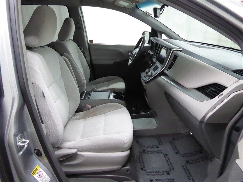 2016 TOYOTA SIENNA - Image 24