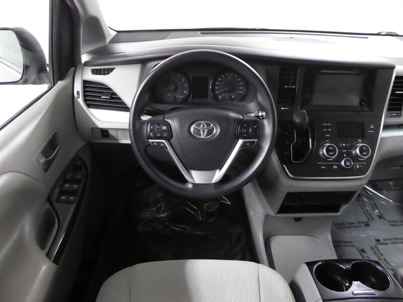 2016 TOYOTA SIENNA - Image 9