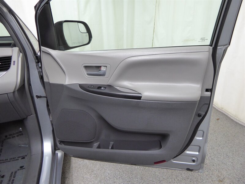 2016 TOYOTA SIENNA - Image 25
