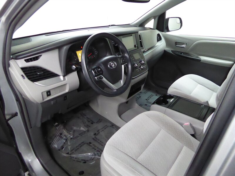 2016 TOYOTA SIENNA - Image 18