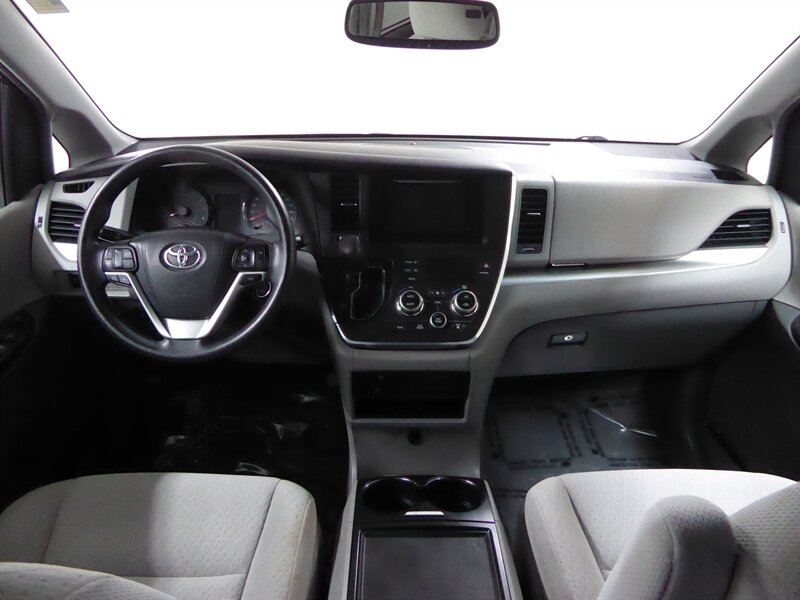 2016 TOYOTA SIENNA - Image 8