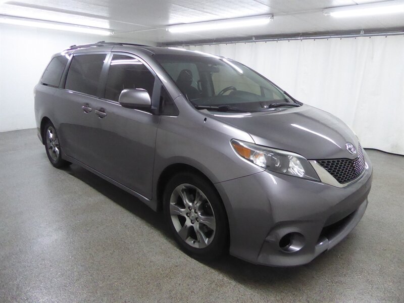 2011 Toyota Sienna SE's photo