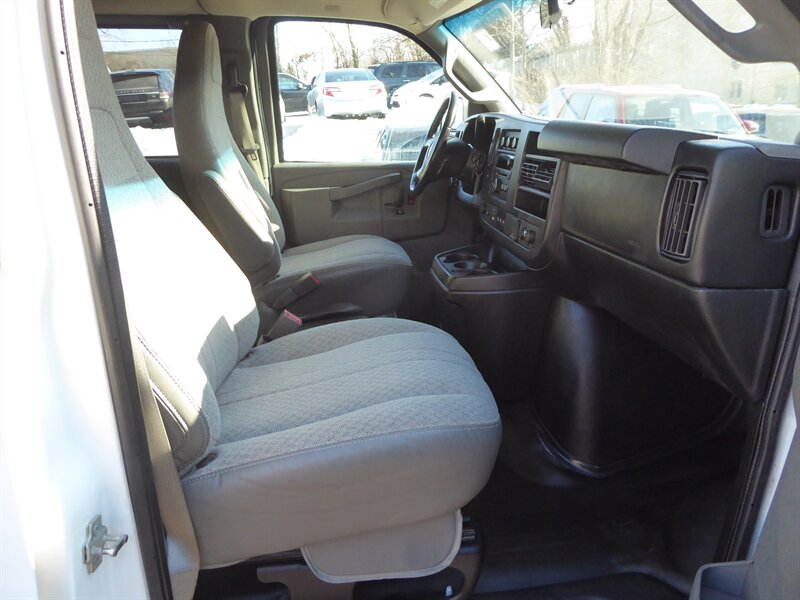 2017 CHEVROLET EXPRESS - Image 23