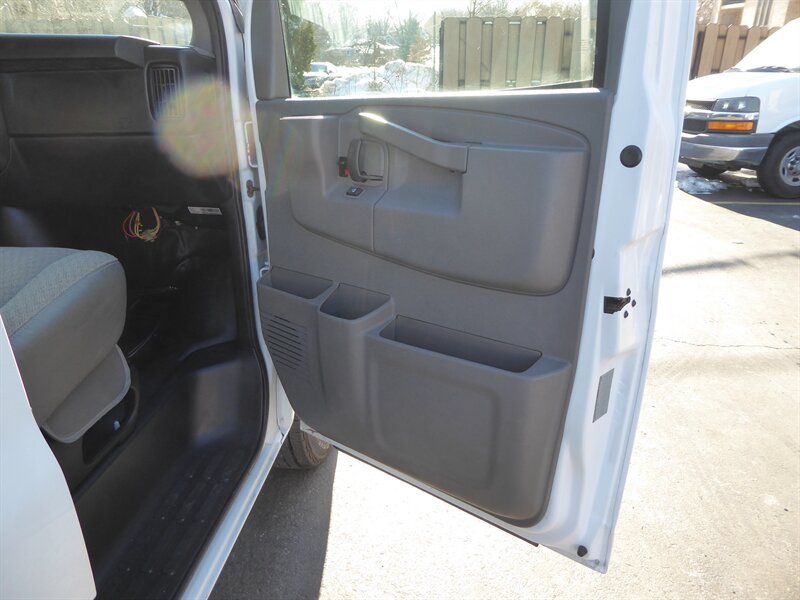 2017 CHEVROLET EXPRESS - Image 24