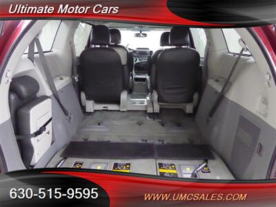 2011 Toyota Sienna LE 7-Passenger Auto Acces   - Photo 33 - Downers Grove, IL 60515