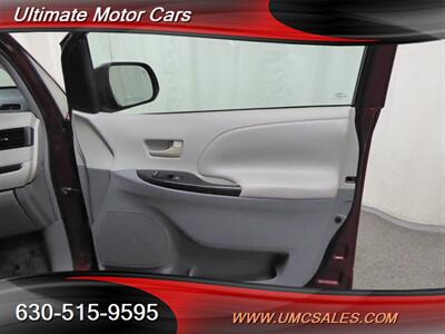 2011 Toyota Sienna LE 7-Passenger Auto Acces   - Photo 23 - Downers Grove, IL 60515