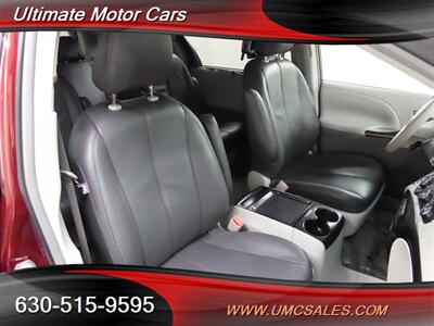 2011 Toyota Sienna LE 7-Passenger Auto Acces   - Photo 21 - Downers Grove, IL 60515