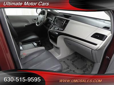 2011 Toyota Sienna LE 7-Passenger Auto Acces   - Photo 20 - Downers Grove, IL 60515