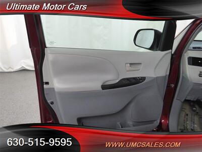 2011 Toyota Sienna LE 7-Passenger Auto Acces   - Photo 19 - Downers Grove, IL 60515