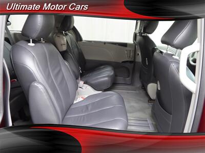 2011 Toyota Sienna LE 7-Passenger Auto Acces   - Photo 29 - Downers Grove, IL 60515