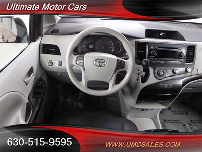 2011 Toyota Sienna LE 7-Passenger Auto Acces   - Photo 10 - Downers Grove, IL 60515