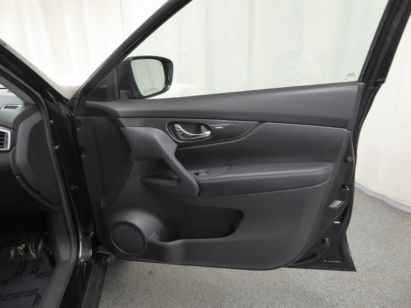 2016 Nissan Rogue SL photo 25