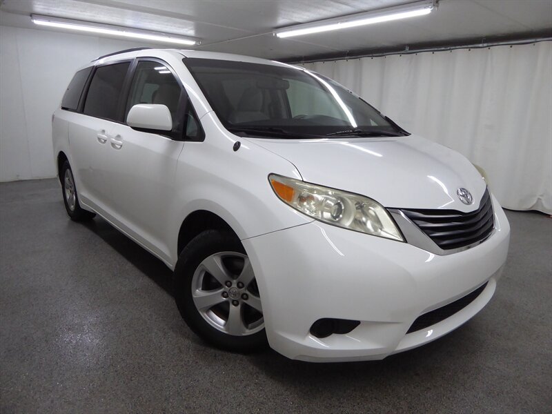 2014 Toyota Sienna LE's photo