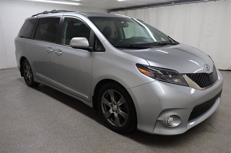 2017 Toyota Sienna SE Premium 8-Passenger  