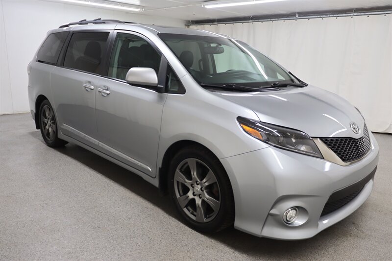 2017 Toyota Sienna SE Premium 8-Passenger  