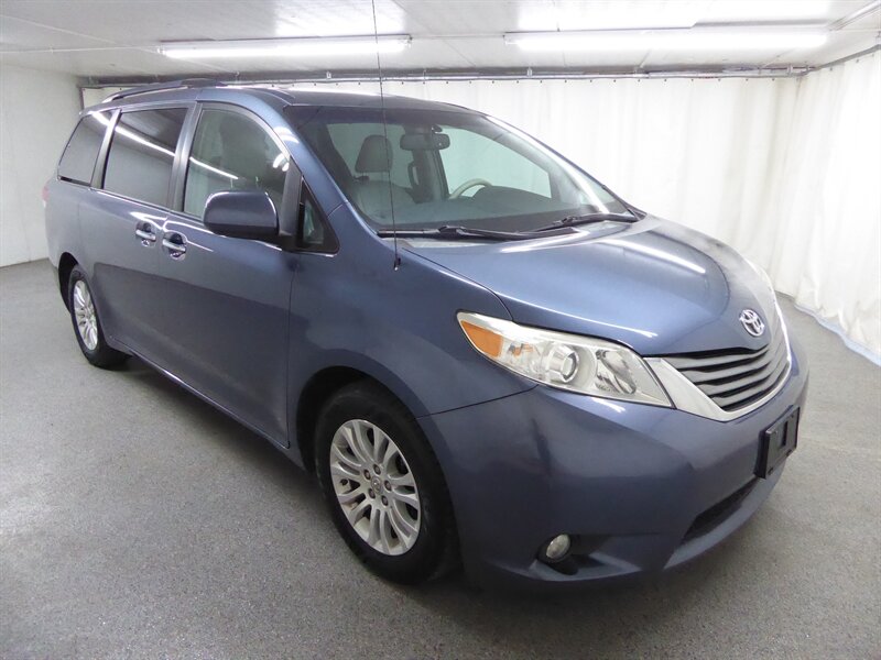 2013 Toyota Sienna XLE 8-Passenger - Photo 1 - Downers Grove, IL 60515