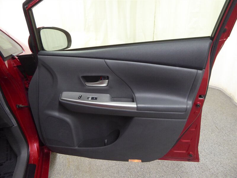 2013 TOYOTA PRIUS V - Image 25