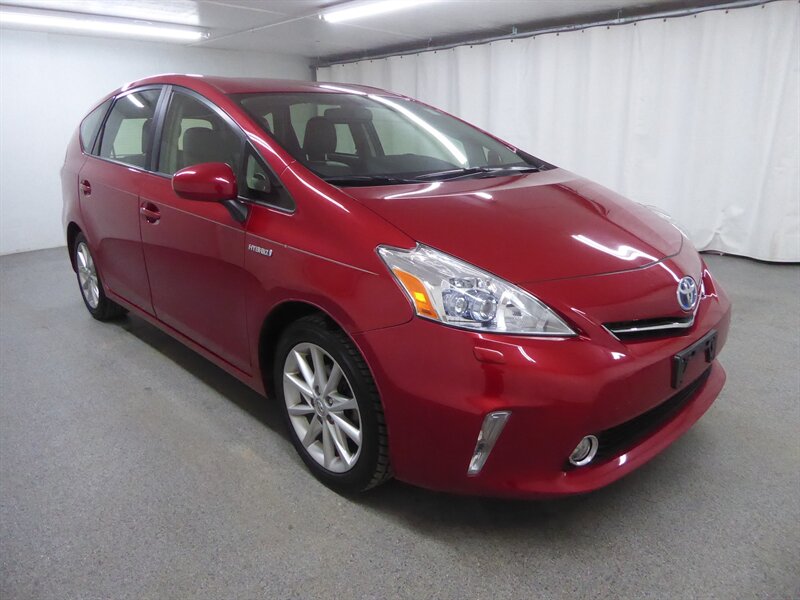 2013 Toyota Prius v Five's photo