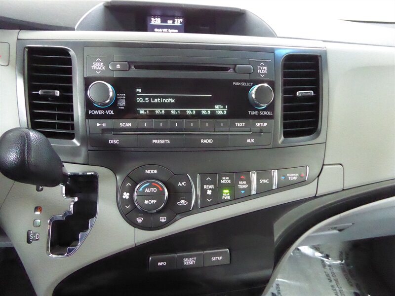 2014 TOYOTA SIENNA - Image 12