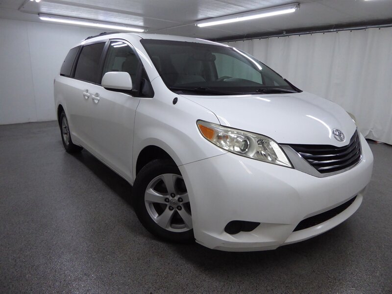 2014 Toyota Sienna LE's photo