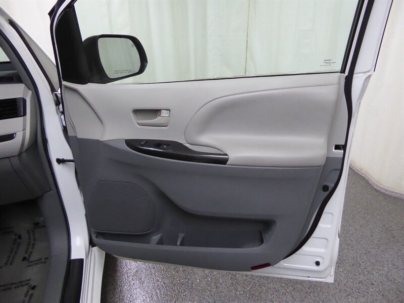 2014 TOYOTA SIENNA - Image 23