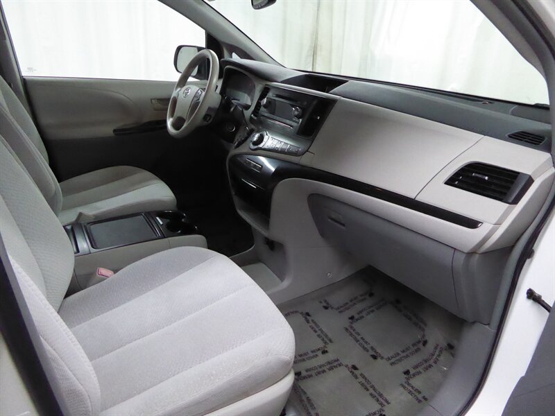 2014 TOYOTA SIENNA - Image 20