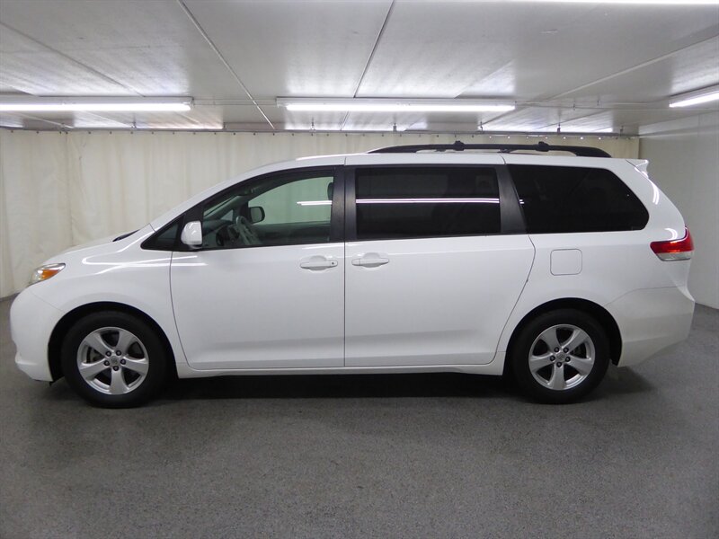 2014 TOYOTA SIENNA - Image 4