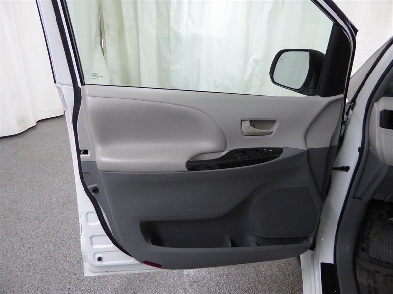 2014 TOYOTA SIENNA - Image 19