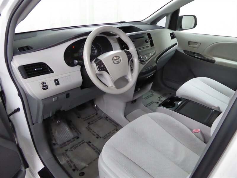 2014 TOYOTA SIENNA - Image 16