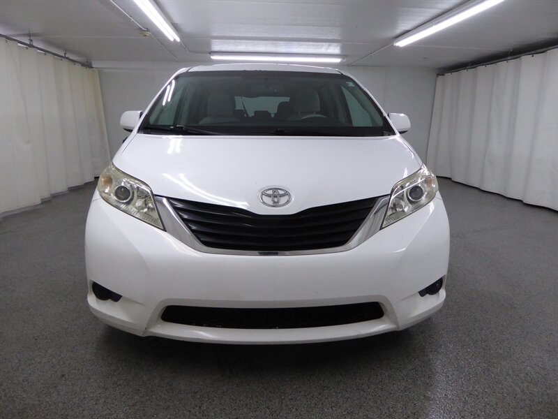 2014 TOYOTA SIENNA - Image 2