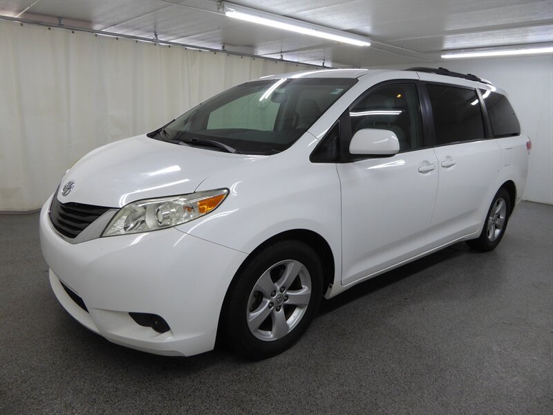 2014 TOYOTA SIENNA - Image 3
