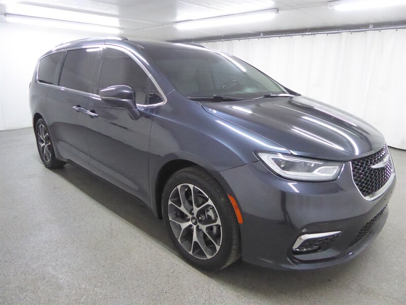 2021 Chrysler Pacifica Touring L's photo