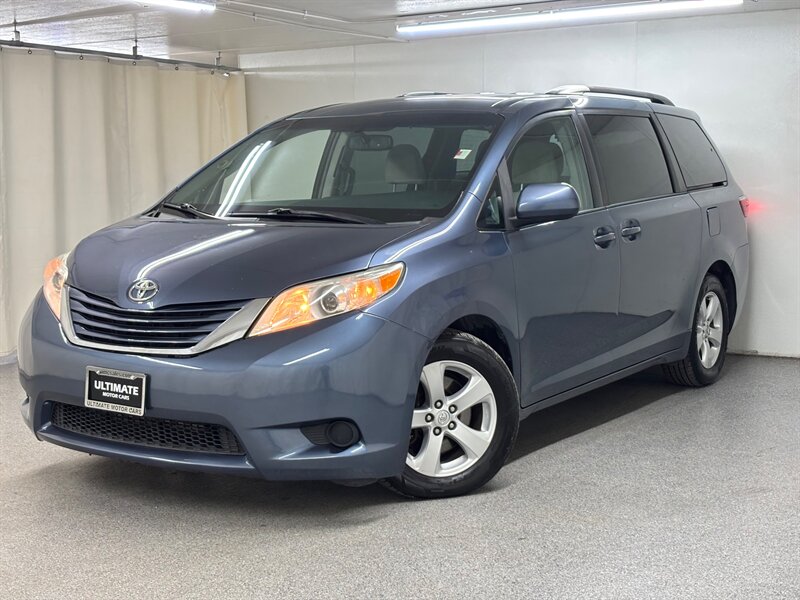 2015 Toyota Sienna LE photo 3