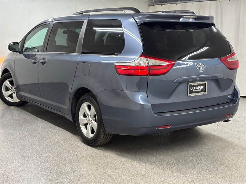 2015 Toyota Sienna LE photo 4
