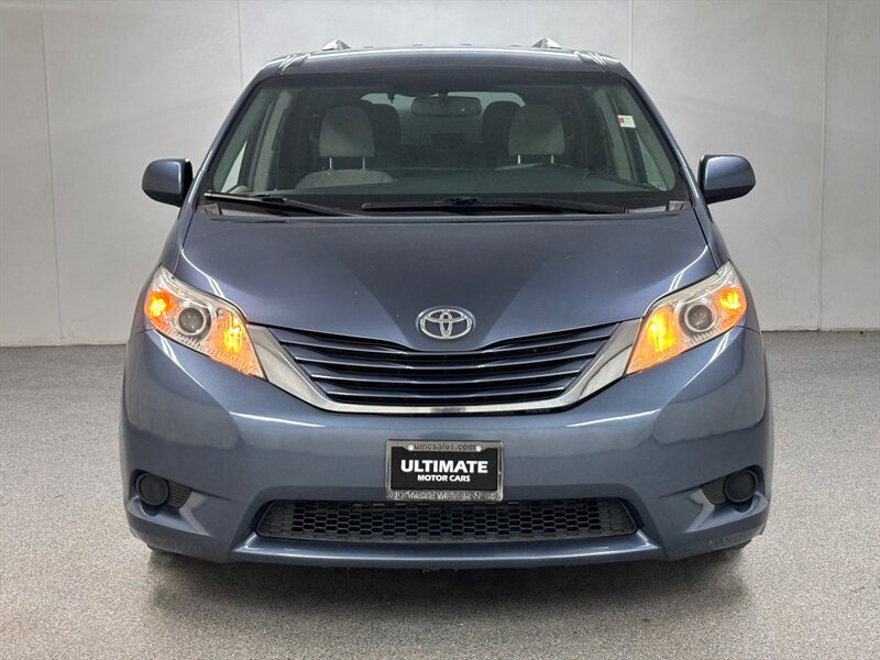 2015 Toyota Sienna LE photo 2