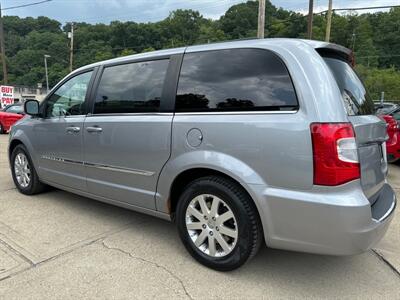 2014 Chrysler Town & Country Touring   - Photo 2 - Pittsburgh, PA 15226