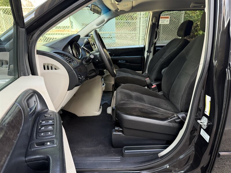 2016 Dodge Grand Caravan American Value Package - Photo 23 - Pittsburgh, PA 15226