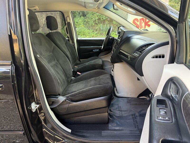2016 Dodge Grand Caravan American Value Package - Photo 32 - Pittsburgh, PA 15226