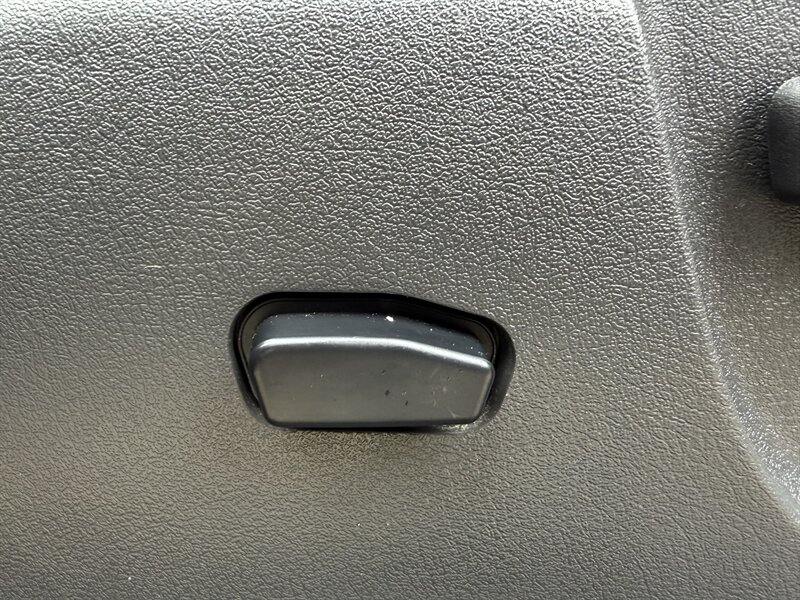 2011 Jeep Liberty Limited - Photo 16 - Pittsburgh, PA 15226