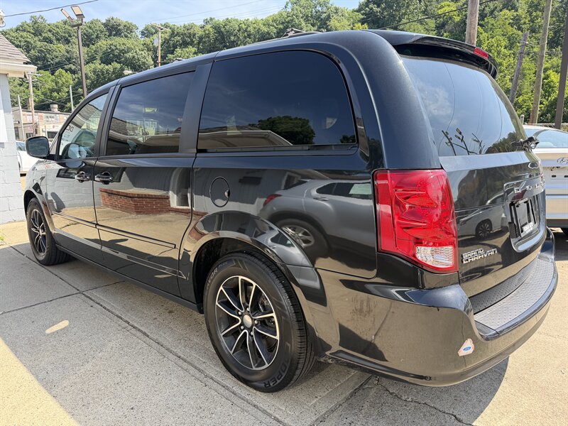 2017 Dodge Grand Caravan GT - Photo 2 - Pittsburgh, PA 15226