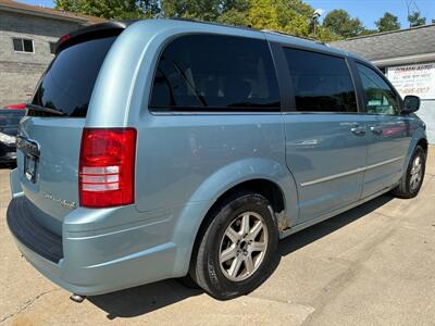 2010 Chrysler Town & Country Touring   - Photo 4 - Pittsburgh, PA 15226