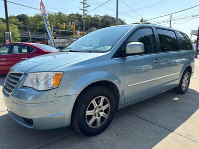 2010 Chrysler Town & Country Touring   - Photo 1 - Pittsburgh, PA 15226