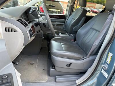 2010 Chrysler Town & Country Touring   - Photo 8 - Pittsburgh, PA 15226