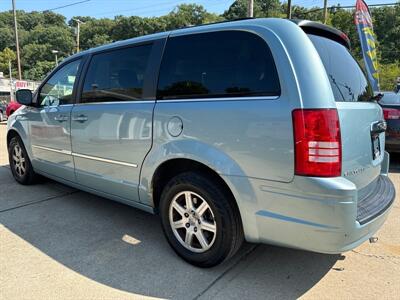 2010 Chrysler Town & Country Touring   - Photo 2 - Pittsburgh, PA 15226