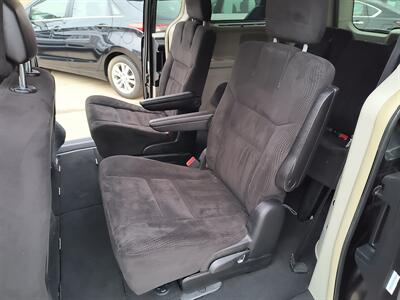 2014 Chrysler Town & Country Touring   - Photo 11 - Pittsburgh, PA 15226