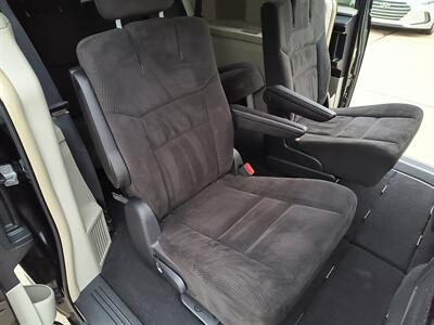 2014 Chrysler Town & Country Touring   - Photo 12 - Pittsburgh, PA 15226