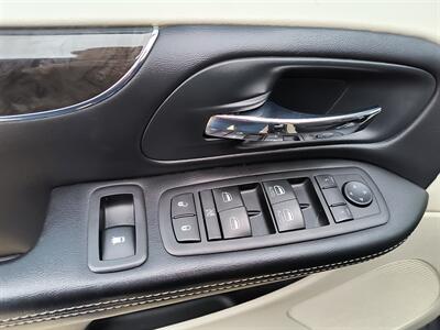 2014 Chrysler Town & Country Touring   - Photo 19 - Pittsburgh, PA 15226