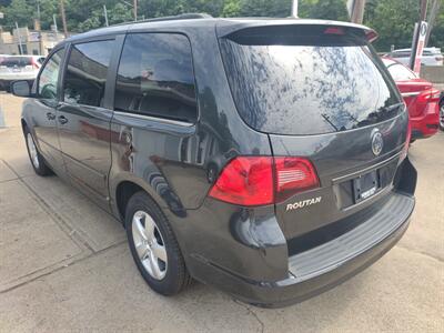 2011 Volkswagen Routan SE   - Photo 2 - Pittsburgh, PA 15226