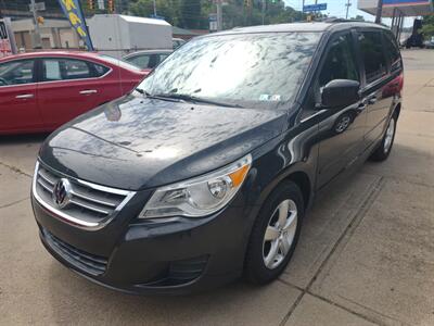 2011 Volkswagen Routan SE   - Photo 1 - Pittsburgh, PA 15226